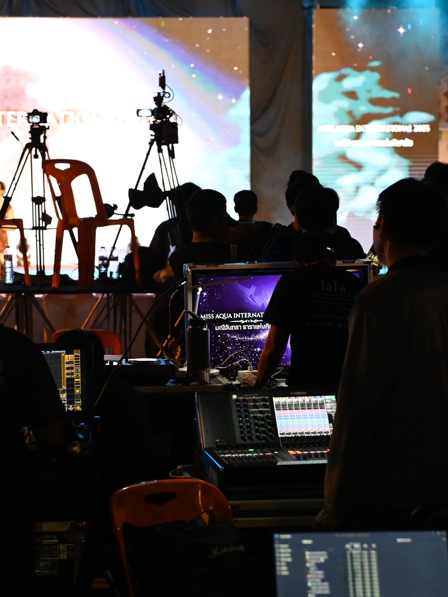 Equipe da RAS durante montagem de estrutura de evento