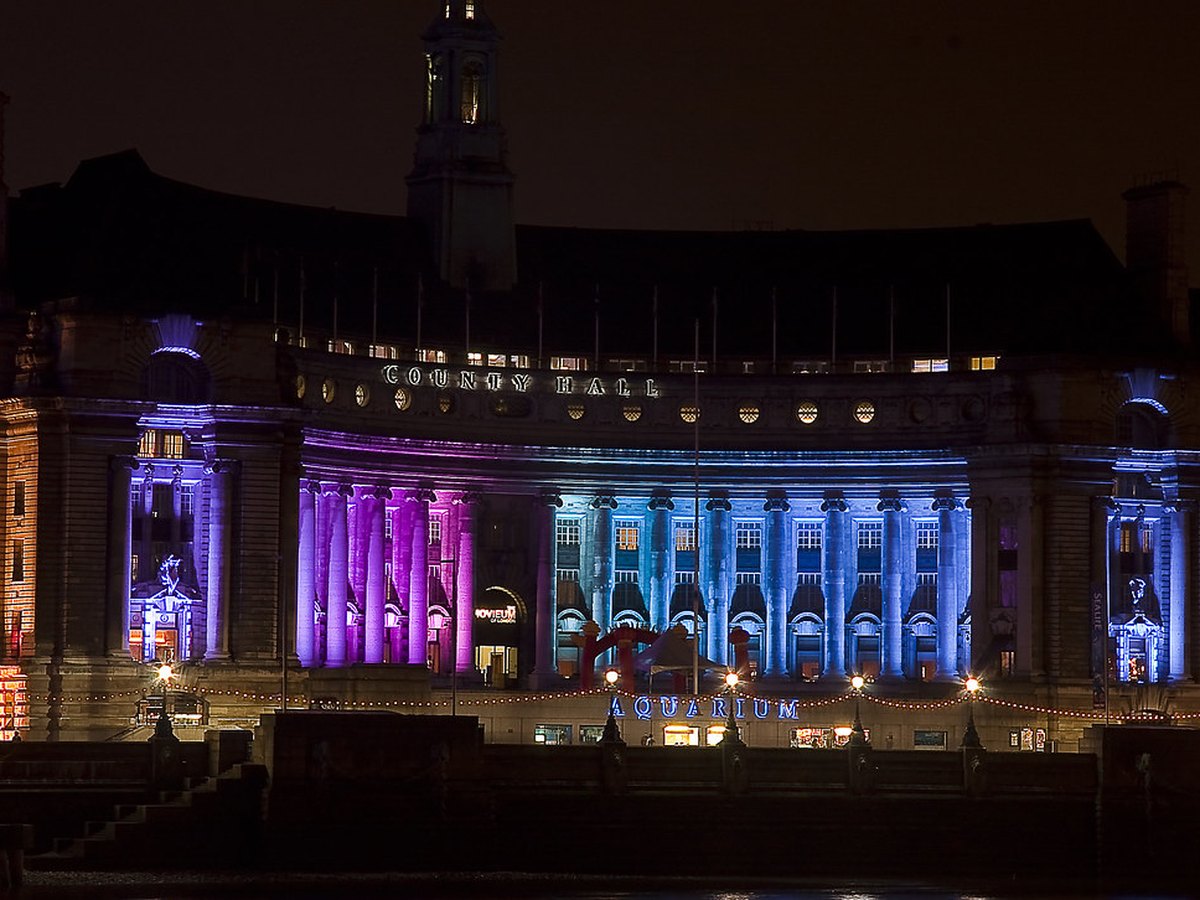 Iluminação de área externa em evento