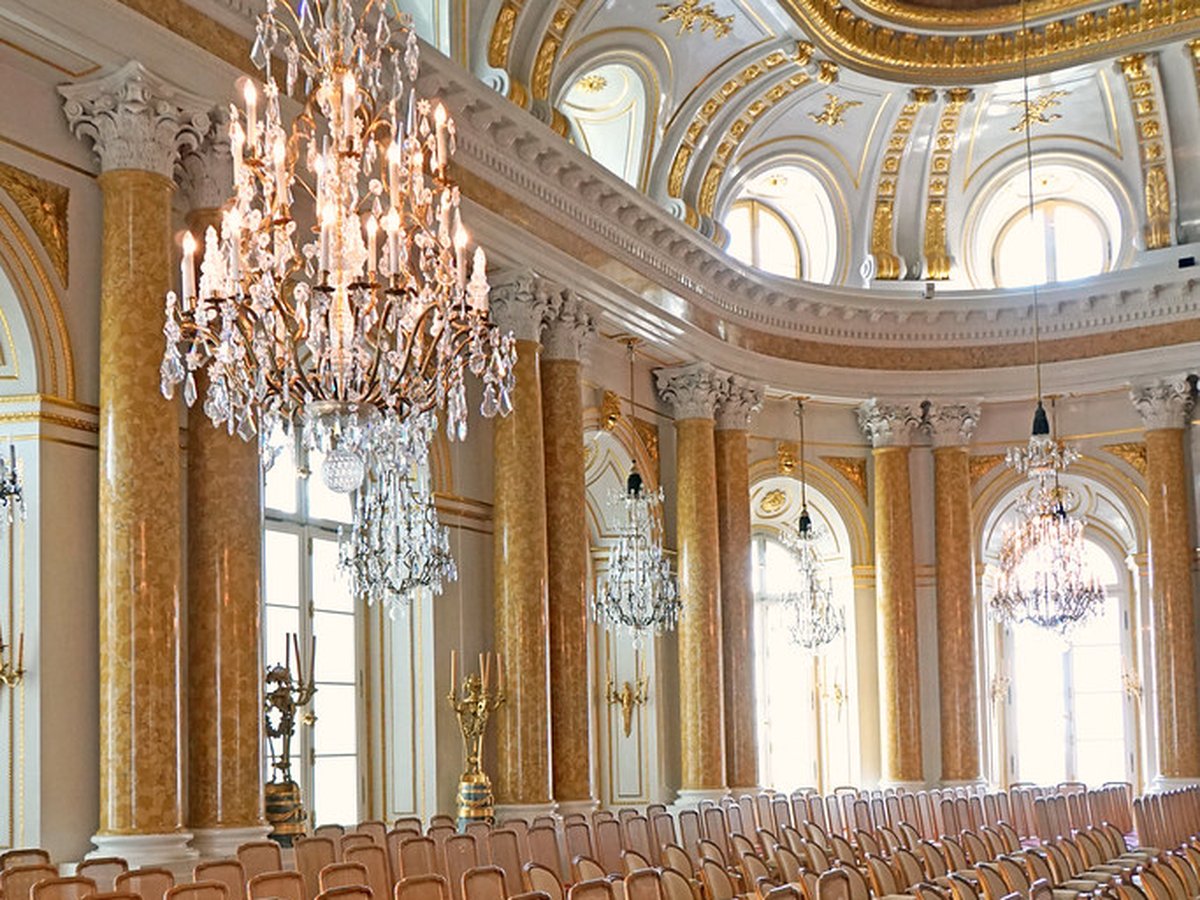 Iluminação decorativa em salão de casamento