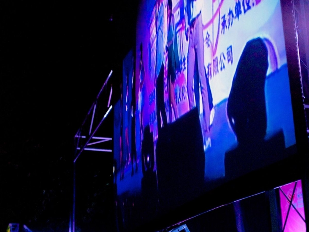 Painel de LED em convenção corporativa com plateia