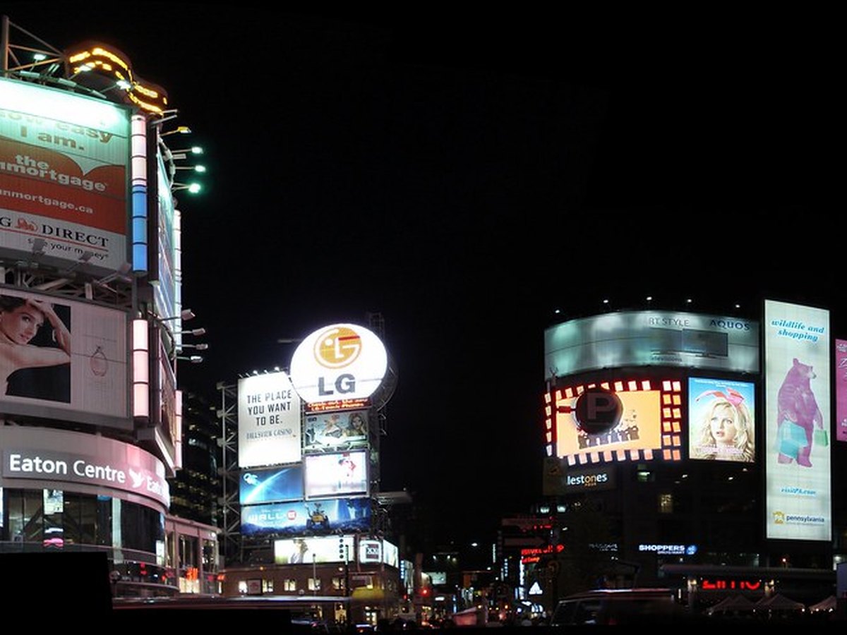 Painel de LED fixo instalado em fachada comercial