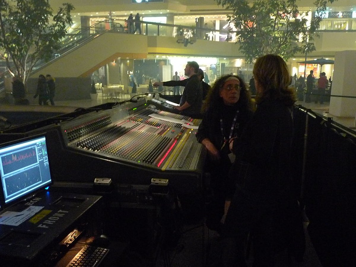 Line array suspenso em treliça para sonorização de evento corporativo