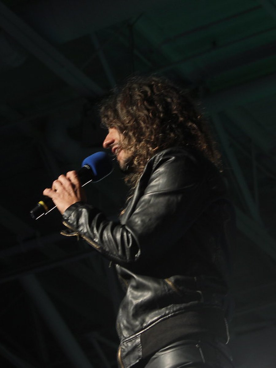 Line array suspenso em treliça para sonorização de evento