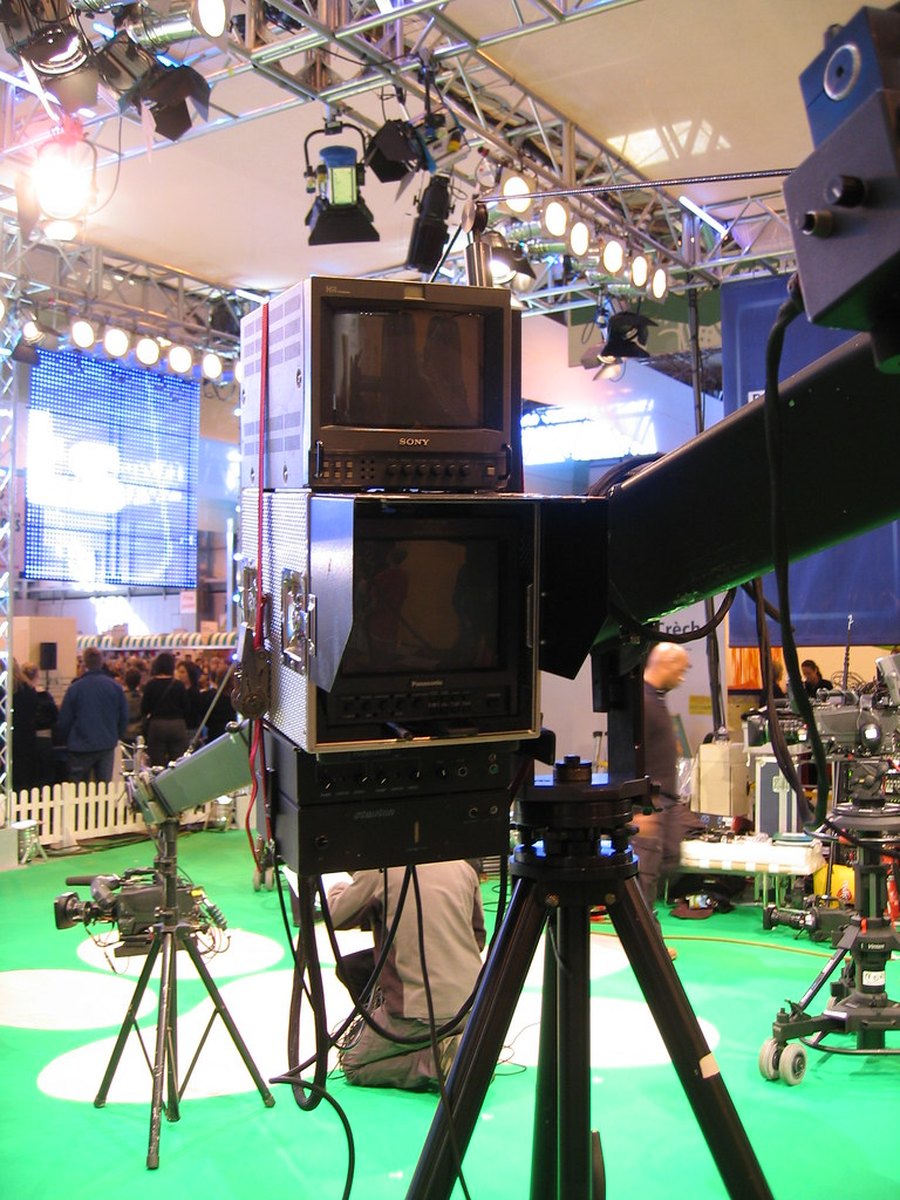 Câmera 4K em tripé durante transmissão ao vivo de evento